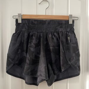 Lululemon Tracker Low-Rise Lined Short 4" - like new!
